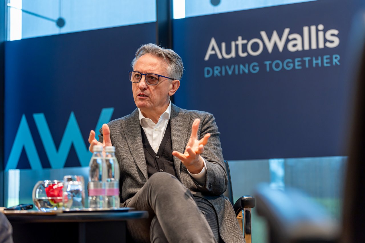 Predsednik uprave AutoWallisa Zsolt Müllner je poudaril, da avtomobilska industrija ne prehaja le na nove pogone, temveč tudi na povsem nove poslovne modele. Lastništvo vozila postopno izgublja osrednjo vlogo, v ospredje pa stopajo celostne storitve mobilnosti, digitalni kanali in dolgoročni odnosi s strankami.