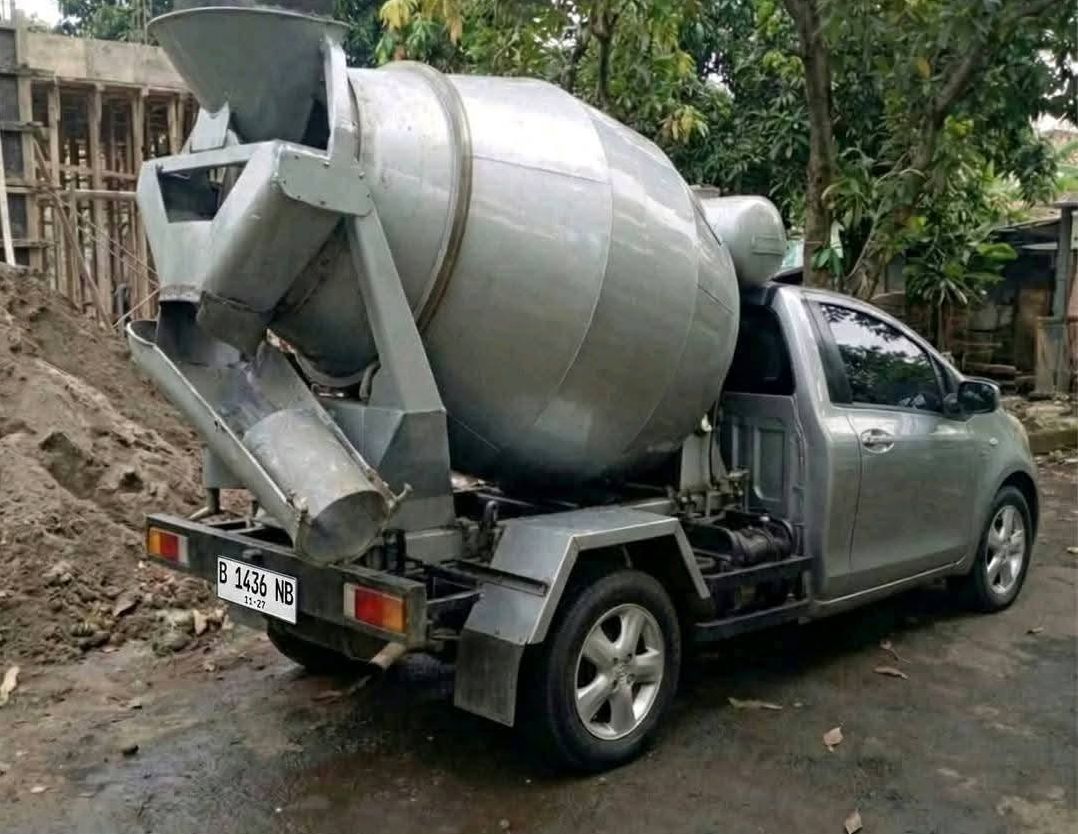 Toyota Yaris kot mini mešalec betona