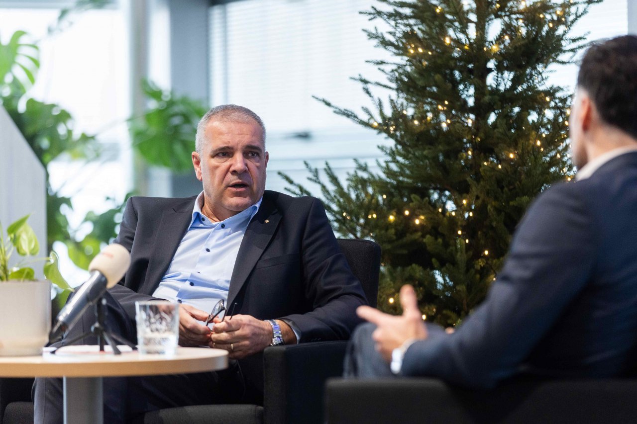 »Gre za pomemben strateški mejnik in logično nadaljevanje dolgoletnega sodelovanja z družbo Mitsubishi Fuso Truck and Bus Corporation. Za Slovenijo ta korak pomeni dodatno krepitev naše vloge kot pomembnega regionalnega središča skupine, kjer želimo skupaj z znamko FUSO graditi stabilno, strokovno in dolgoročno usmerjeno organizacijo. Naš cilj je poslovnim uporabnikom zagotoviti celovite, zanesljive in trajnostno naravnane transportne rešitve ter vrhunsko podporo skozi celoten življenjski cikel vozil, ob tem pa aktivno prispevati k razvoju sodobnega in trajnostnega transporta v širšem evropskem prostoru,« je poudaril Jožko Tomšič, generalni direktor skupine Emil Frey Slovenija.