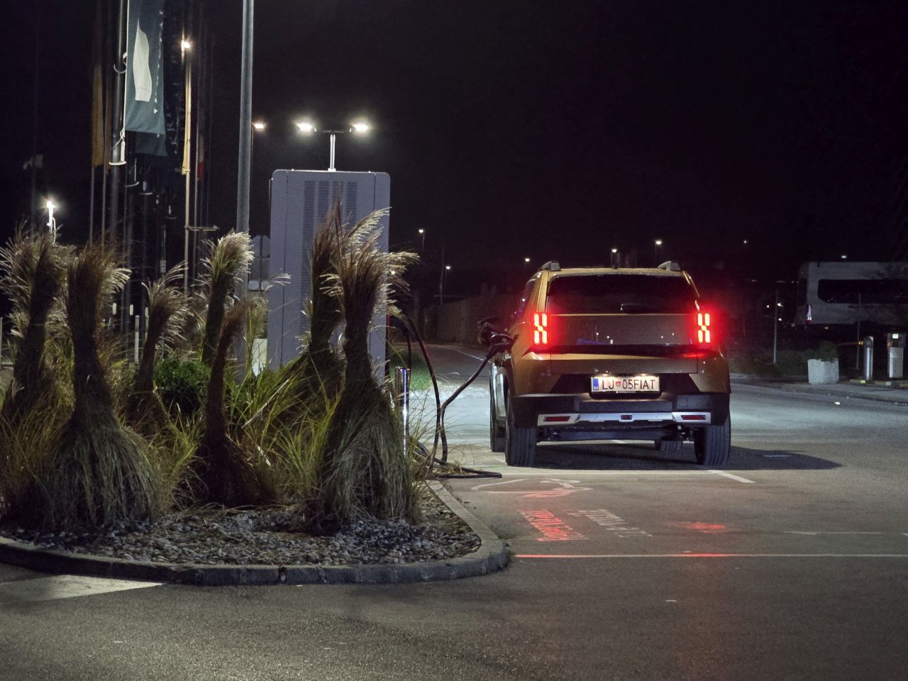 Električna in hibridna, kako sta si sorodni in drugačni Električna in hibridna, kako sta si sorodni in drugačni