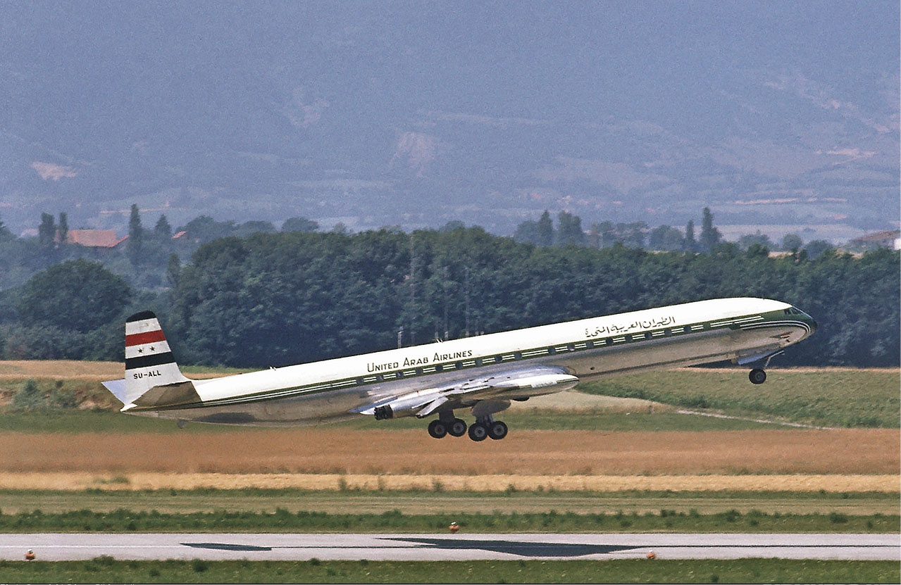 Letalo Comet 4C letalske družbe United Arab Airlines na ženevskem letališču leta 1968.