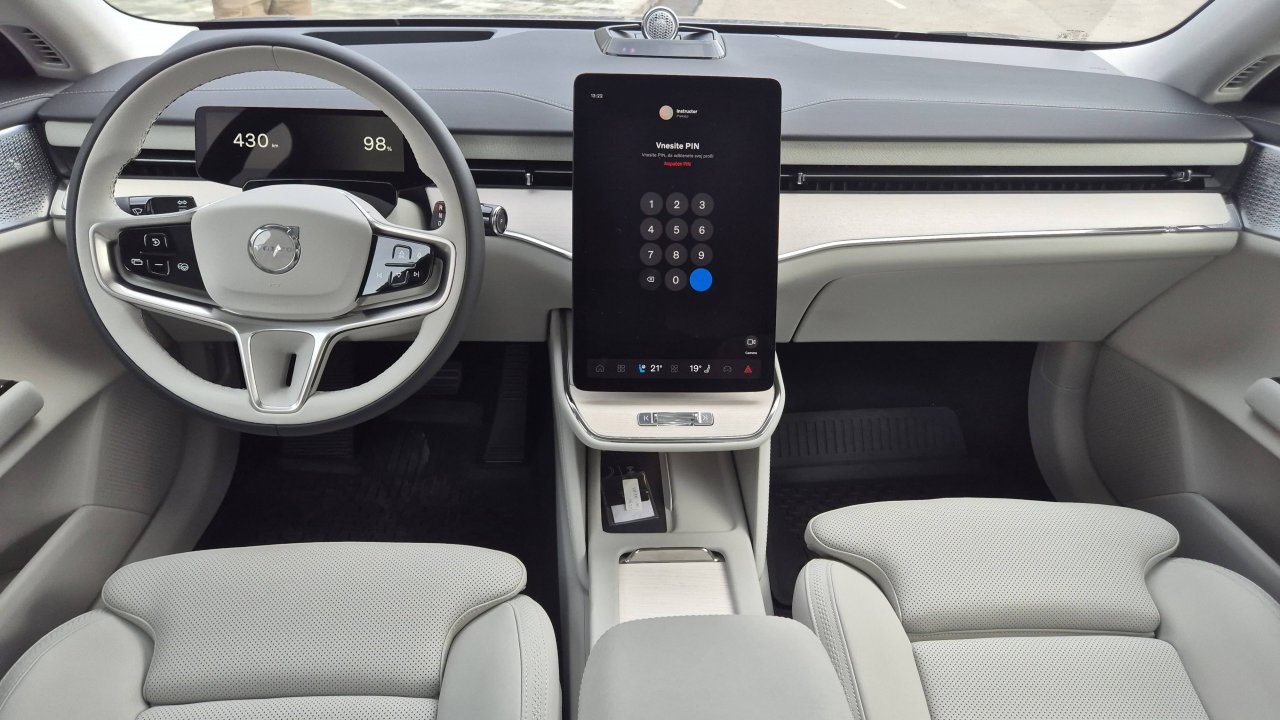 Butični električni potovalnik za začetnih 72 tisočakov