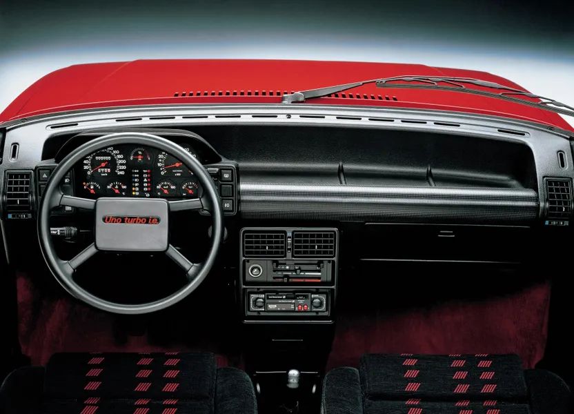 Fiat Uno Turbo i.e.: mali Italijan, ki je v 80. letih presenetil Evropo Fiat Uno Turbo i.e.: mali Italijan, ki je v 80. letih presenetil Evropo