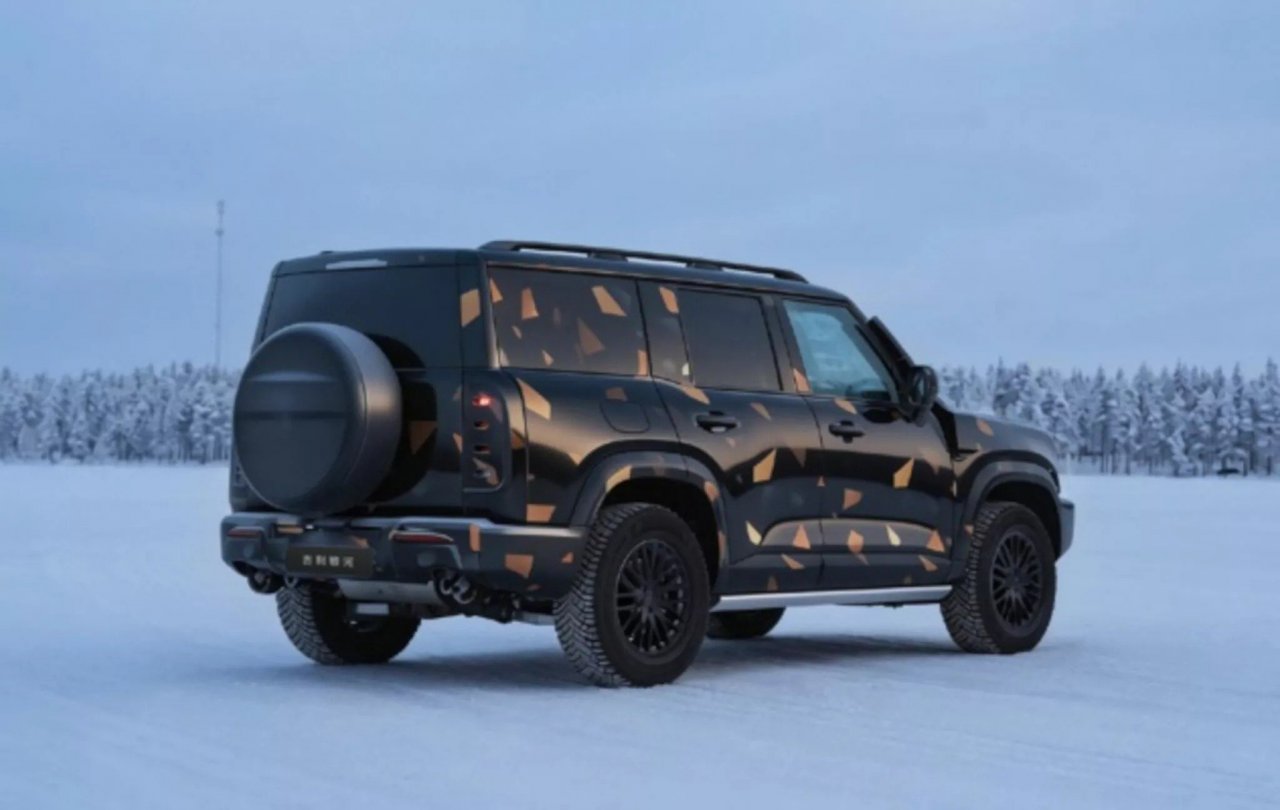 Geelyjeva luksuzna dvoživka želi osvojiti Defenderjev trg