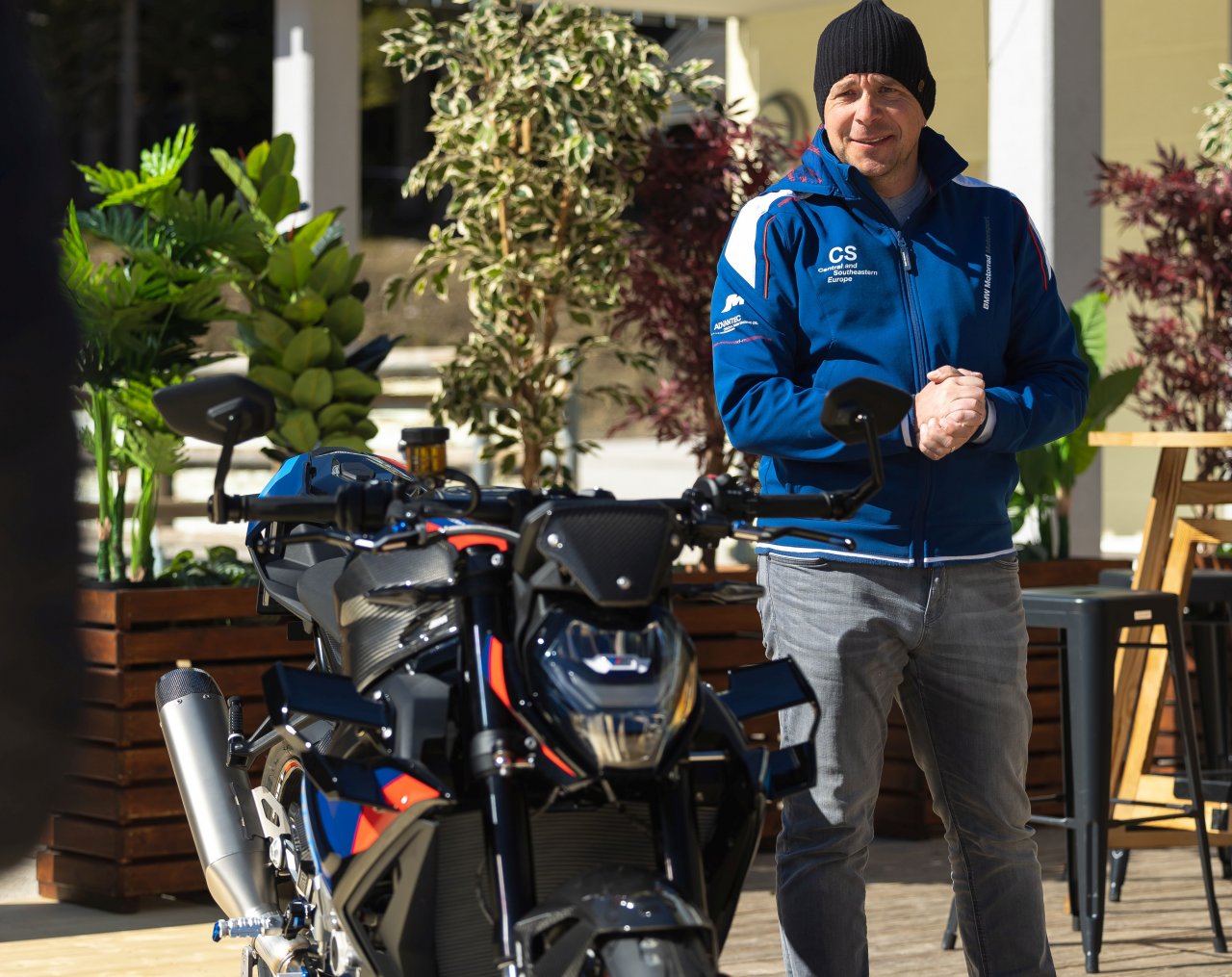 Samo Trpin, ki pri slovenski izpostavi BMW-ja skrbi za program Motorrad, pravi, da je trg v Sloveniji stabilen in da je zaznati minimalno rast. Leto 2025 so zaključili s 501 prodanim motociklom, a še z večjim navdušenjem pogleduje v dogajanje letošnjega leta, saj v drugem četrtletju na trg vstopajo v priljubljen segment motociklov (500 - 750 kubikov), kjer bodo kupce nagovarjali z novim F 450 GS, katerega cena bo znašala dobrih 7 tisočakov.