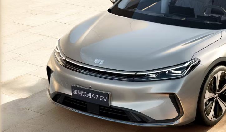 Električna limuzina, ki gre do 550 km in stane slabih 14 tisoč evrov