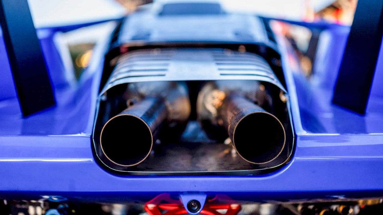 Fordovci za 34 sekund izboljšali rekord na slovitem dirkališču