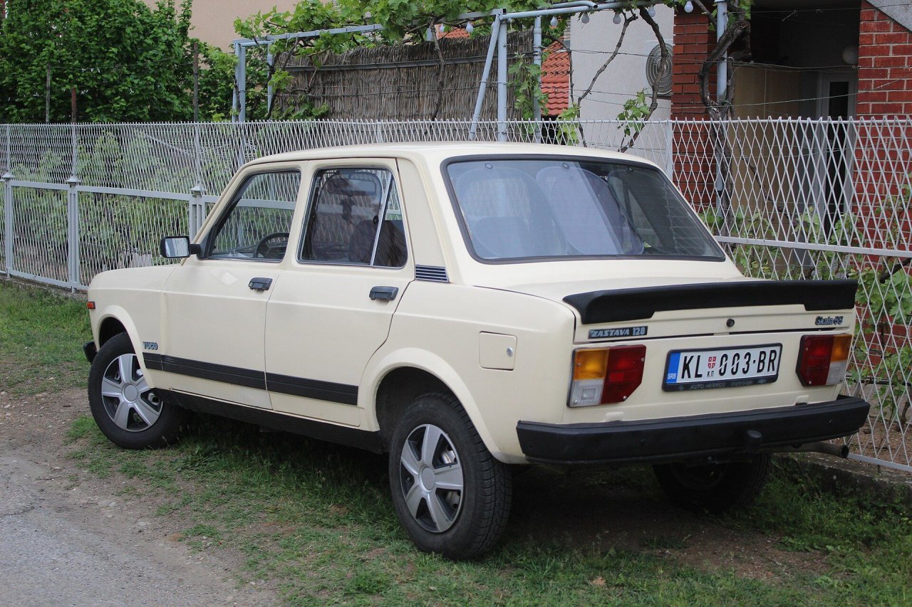 Slavna jugoslovanska različica 128, ki je proti koncu dobila zabaven spojler na pokrovu prtljažnika.