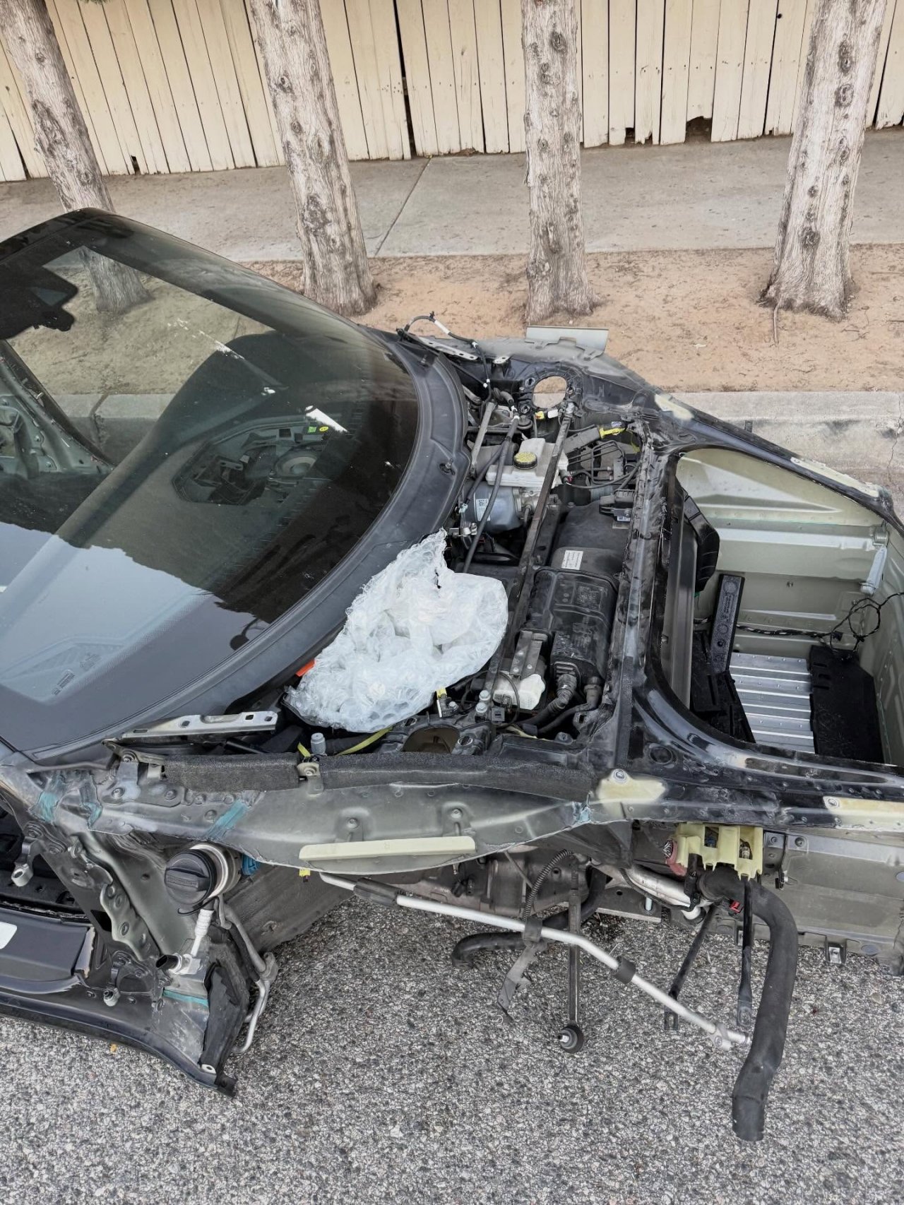 Porsche 911 za dele razstavljen na prafaktorje sredi ulice