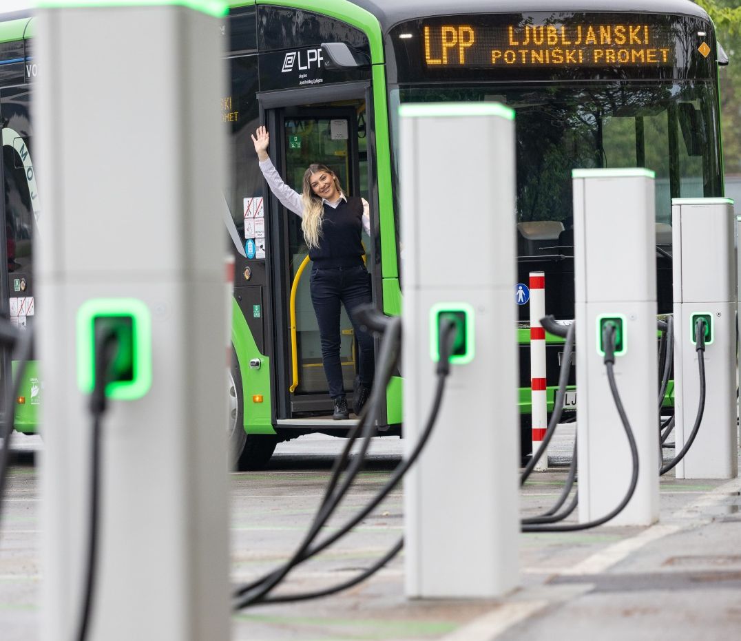 Prvi od osemindvajsetih se že vozi po Ljubljani