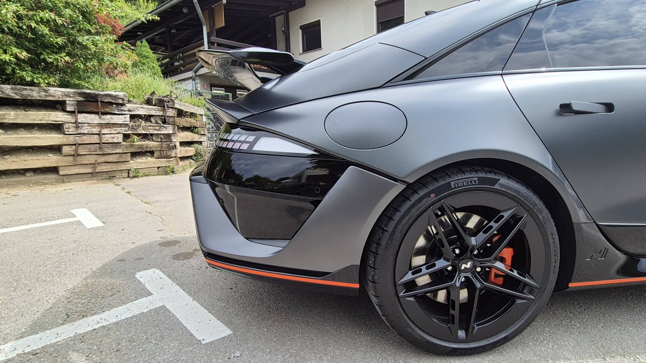 Električni Hyundai ima nov obraz in brutalno N verzijo