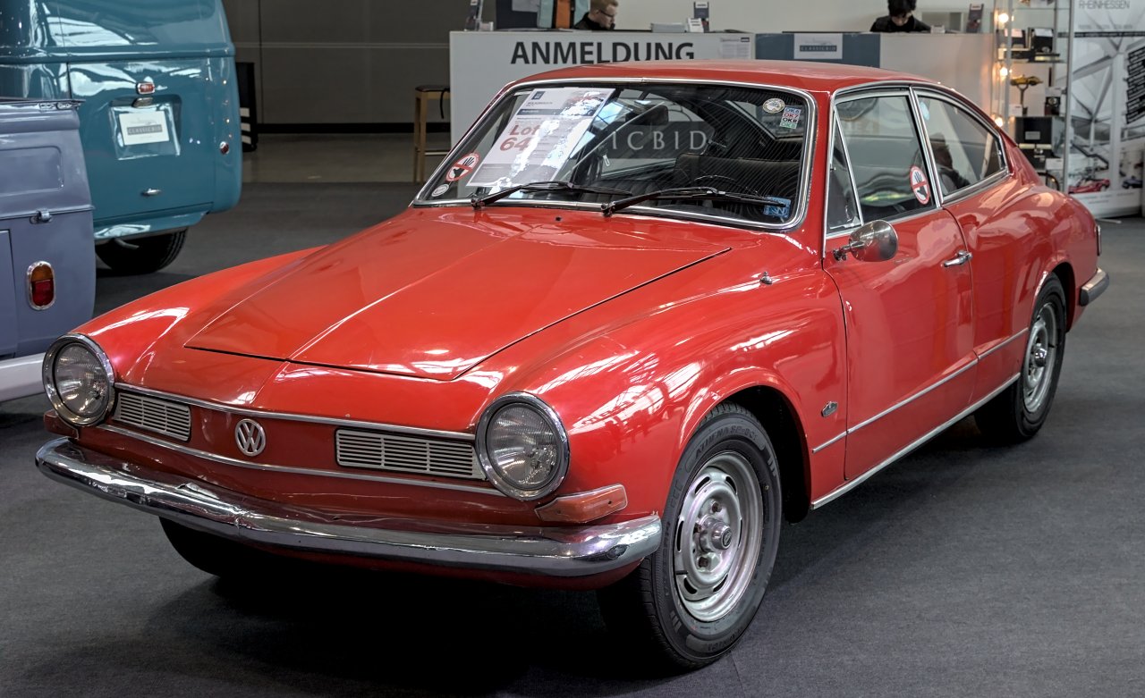 Volkswagen Karmann Ghia TC (Toruing Coupe) je bila brazilska različica s kupejevskim zadkom, osnovo pa je predelal drugi oblikovalec, Giorgietto Guigiaro.