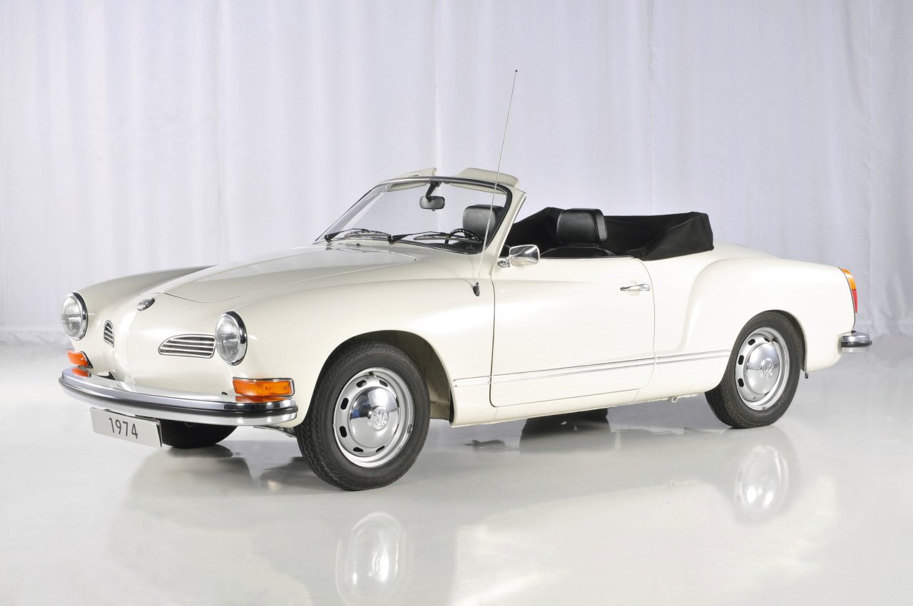 Razstavljeni avtomobil je s proizvodnega traku zapeljal 1. julija 1974 in naj bi bil po podatkih podjetja Karmann zadnji izdelani Karmann Ghia Cabriolet.

Poleg tega gre tudi za pravi filmski avtomobil. Pred kratkim je sodeloval pri snemanju filma Maria, ihm schmeckt's nicht, posnetega po istoimenski uspešnici Jana Weilerja. V skladu s podnaslovom »Zgodbe moje italijanske družine« se je filmski junak podal na zanimivo potovanje iz Münchna v Italijo.