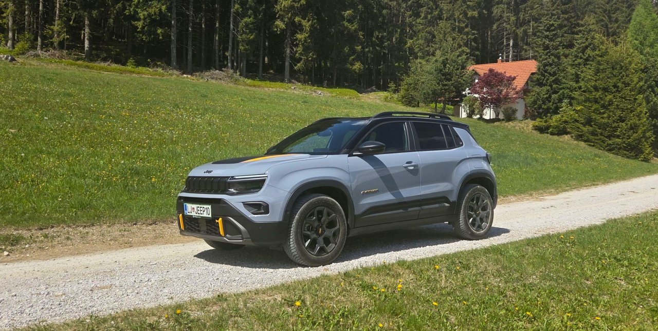 Makadami na Ojstrici so odlično vzdrževani in utrjeni, Avenger pa zmore še kaj slabšega.