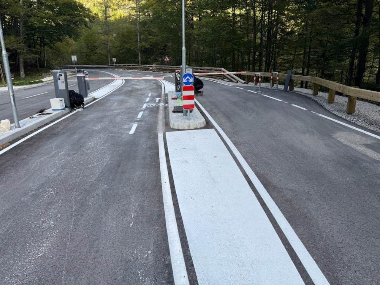 Na Vršič z brezplačnim avtobusom, parkirišča za avtomobile (še) ni Na Vršič z brezplačnim avtobusom, parkirišča za avtomobile (še) ni
