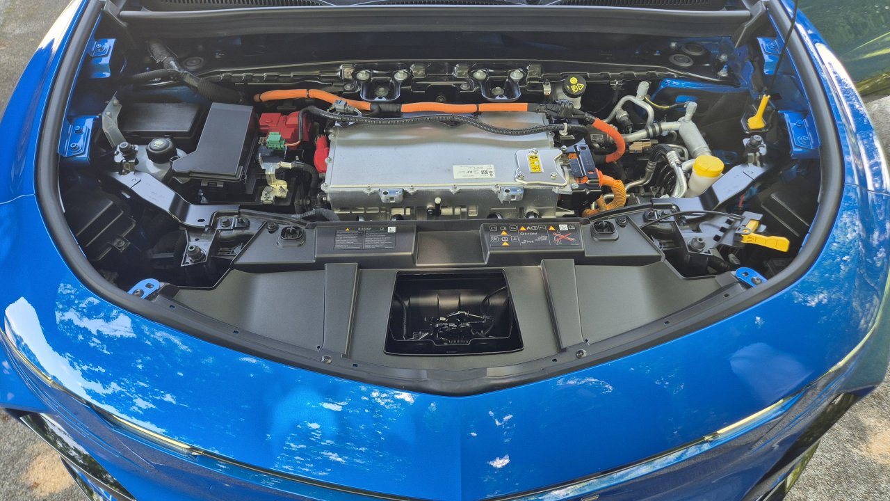 Poganjajo ga kar trije elektromotorji Poganjajo ga kar trije elektromotorji