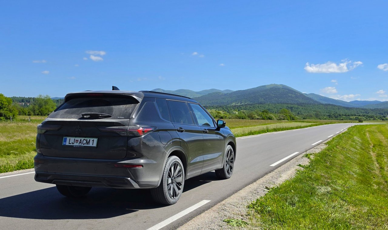 Iz Pivke namesto po glavni cesti navzgor zavijete v križišču naravnost proti Knežaku in takoj isti hip levo za vas Trnje. V ozadju je hrib Sv. Trojica.