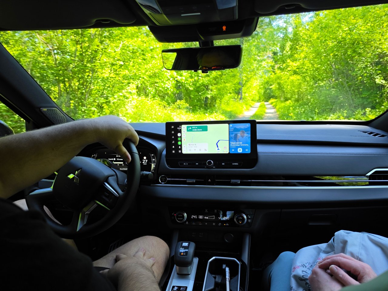 Ceste po notranjskih hribih so urejene in normalno prevozne predvsem za malo bolj utalitarne avtomobile kot je Outlander.