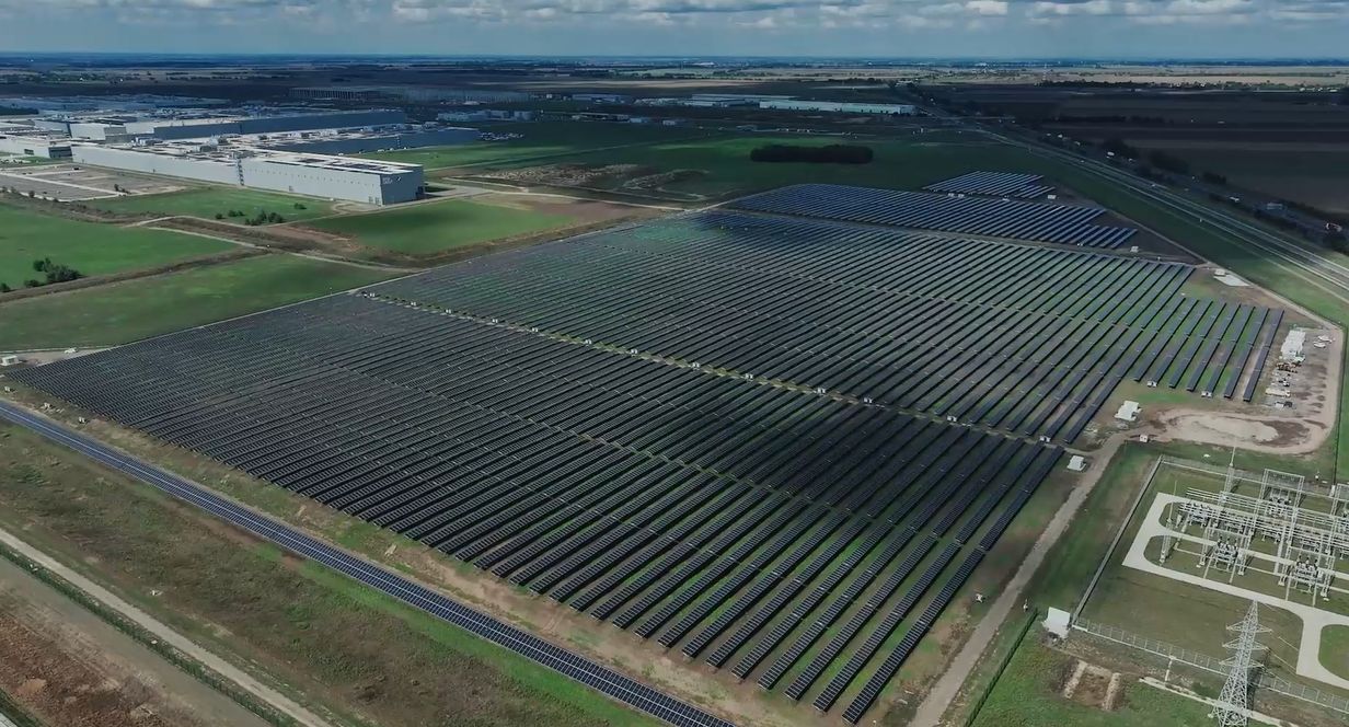 Približno četrtino vseh potreb po električni energiji pokriva lasten fotovoltaični park, ki se razprostira na 50 hektarih.