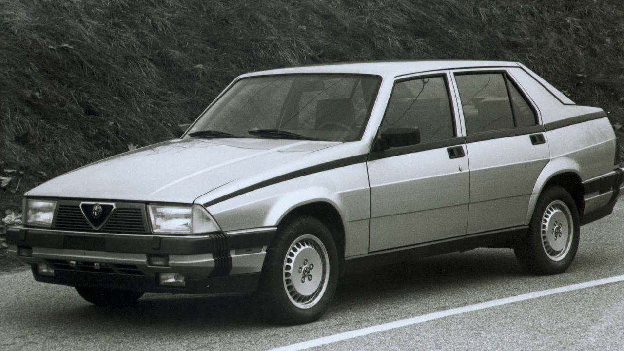 Ob 75. obletnici znamke so namreč na trg poslali limuzino Alfa Romeo 75, ki so jo za izjemno zahtevno in konkurenčno ameriško tržišče preimenovali in prodajali kot Alfa Romeo Milano.