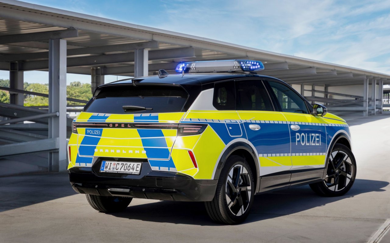 Priključnohibridni Grandland za nemško policijo