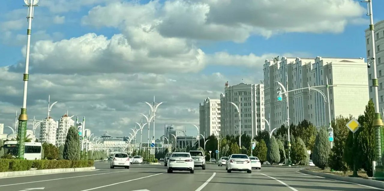 V Turkmenistanu tovornjakarji raje izlivajo gorivo, kot da bi plačali dajatve V Turkmenistanu tovornjakarji raje izlivajo gorivo, kot da bi plačali dajatve