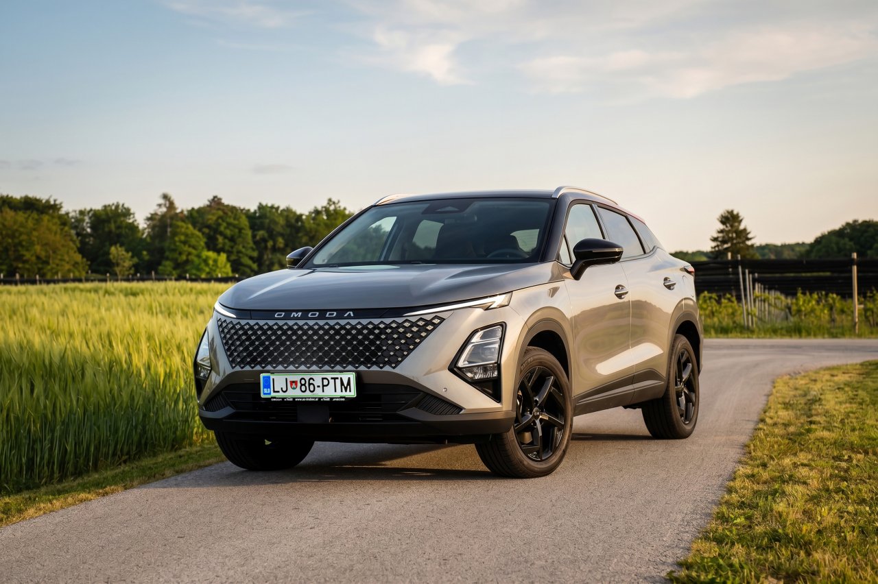 S kupejevsko prirezanim zadkom, agresivno masko in dvobarvno zunanjostjo avtomobil zelo uspešno lovi poglede in na cesti deluje zrelo ter moderno.