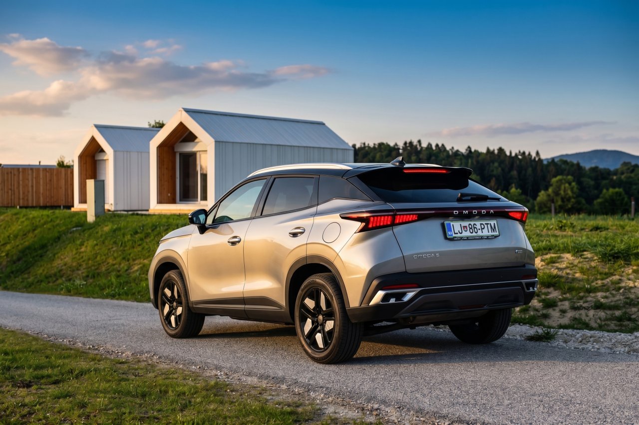 Za manj kot 27 tisočakov kupec dobi všečnega križanca s 165 kW (224 KM) moči in praktično vse, kar se da obkljukati na seznamu opreme (kakovostno notranjost z vsem, kar pritiče udobju med vožnjo, veliko asistenčnih sistemov, kakovostno ozvočenje in 7-letno garancijo).