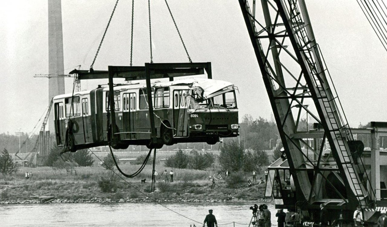 Avtobus številka 8084 je postal simbol te nesreče, po dveh dneh so ga dvignili z mosta in ga obnovili. Voznik je ob nesreči povedal, da "pravi Dunajčan ne potone".