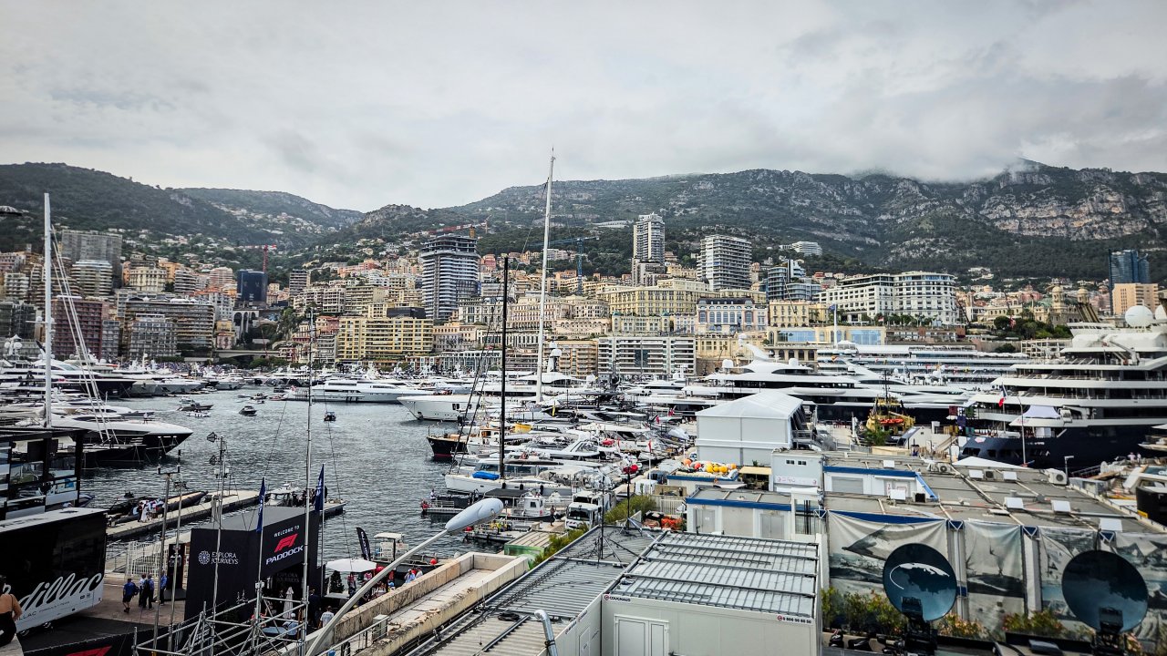 Pogled na Port Hercule, kjer se tekom dirkaškega vikenda kar tare prestižnih plovil, med katerimi kroži na desetine čolnov in vodnih taksijev.