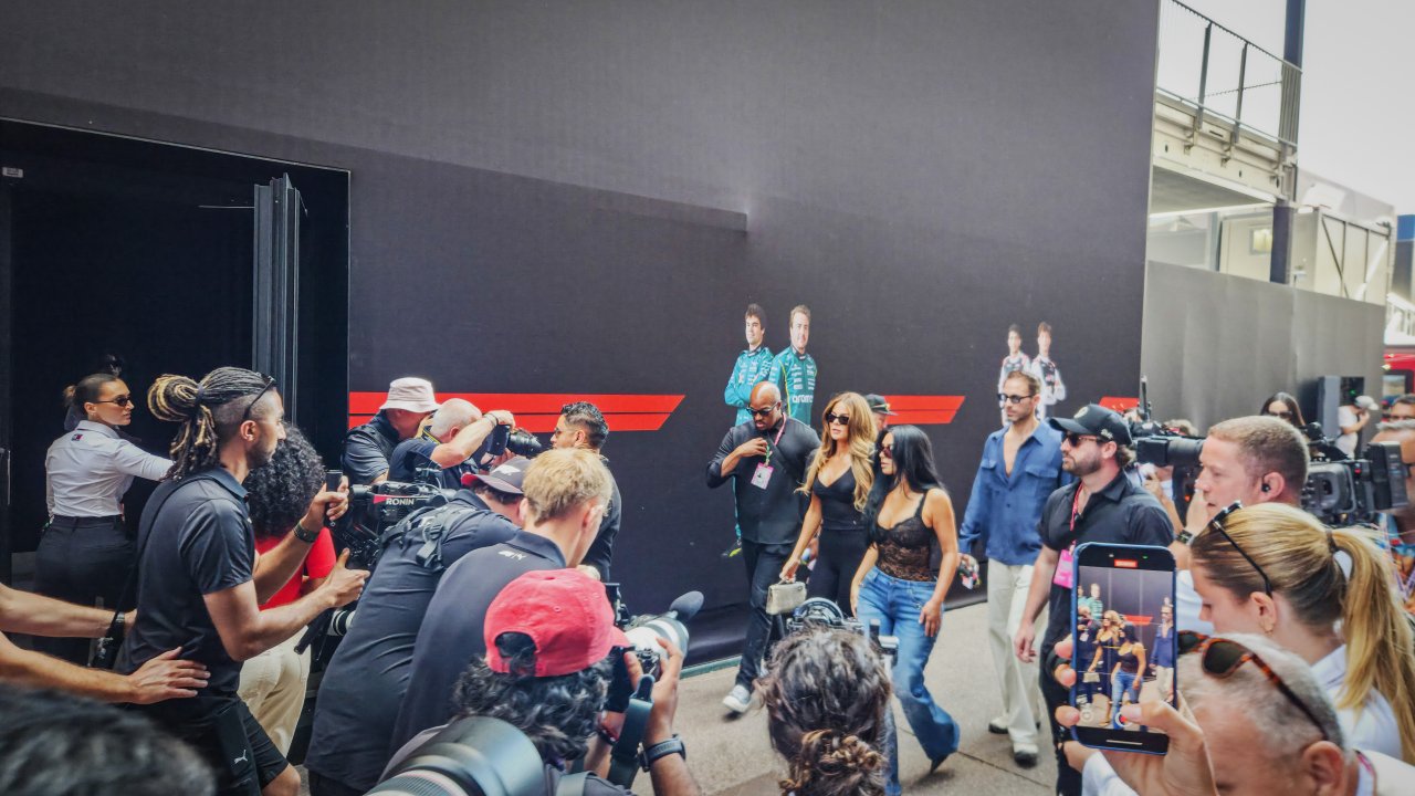 Kim Kardashian je vedno, kadar se je pojavila izven hospitality šotora, poskrbela za pravo norišnico med fotografi.