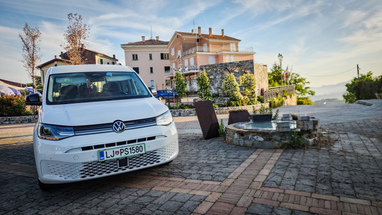 Caddy se je izkazal za izjemno prostornega, varčnega in varnega potovalnega partnerja, kamor smo brez težav spakirali vse potrebno. Resda njegove korenine gospodarskega vozila prinesejo kakšen utilitarističen kompromis pri udobju na dolgih avtocestnih odsekih, a je nalogo požiranja kilometrov do Azurne obale in nazaj domov opravil z odliko.