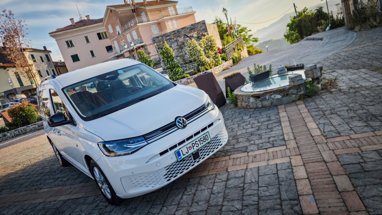 Naš VW Caddy v središču vasice in samooklicane kneževine Seborga. 