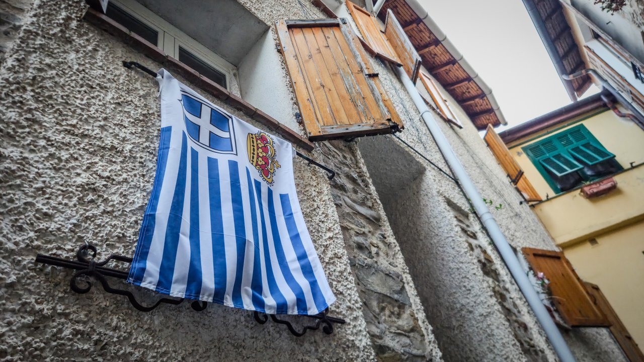 Ne iščite je pred stavbo Združenih narodov. Zastava samooklicane kneževine Seborga, kjer imajo obiskovalci na voljo njihovo lastno valuto, vaščani pa lastno ustavo in predvsem obilo dobre volje.