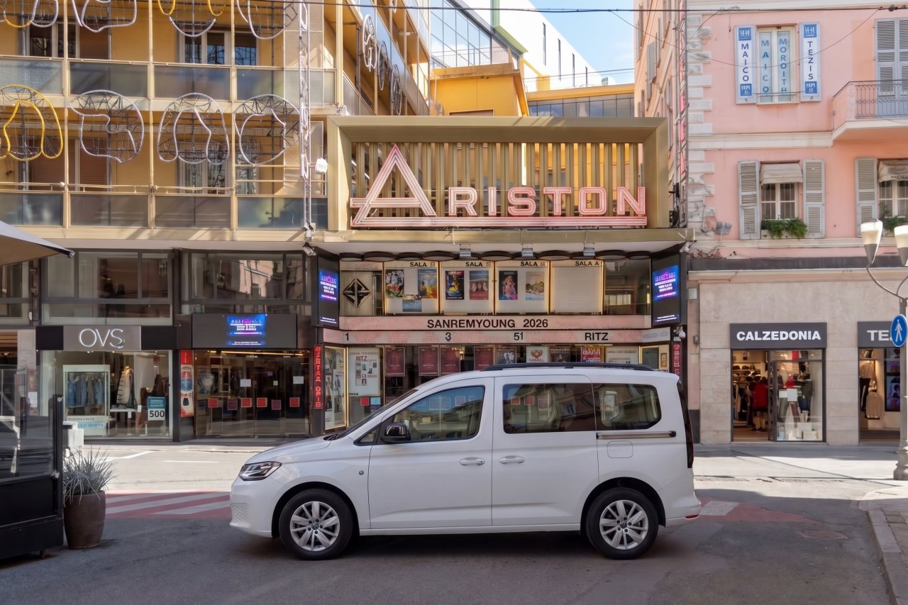 Sanremo brez Aristona bi bil kot obala brez morja. Kratek skok pred najbolj znana vrata v mestu, ki vztrajno ohranjajo svoj specifičen šarm in spominjajo na zlate čase italijanske popevke. Še en dokaz, da zahodna italijanska obala resnično živi v svojem, precej nostalgičnem tempu.
