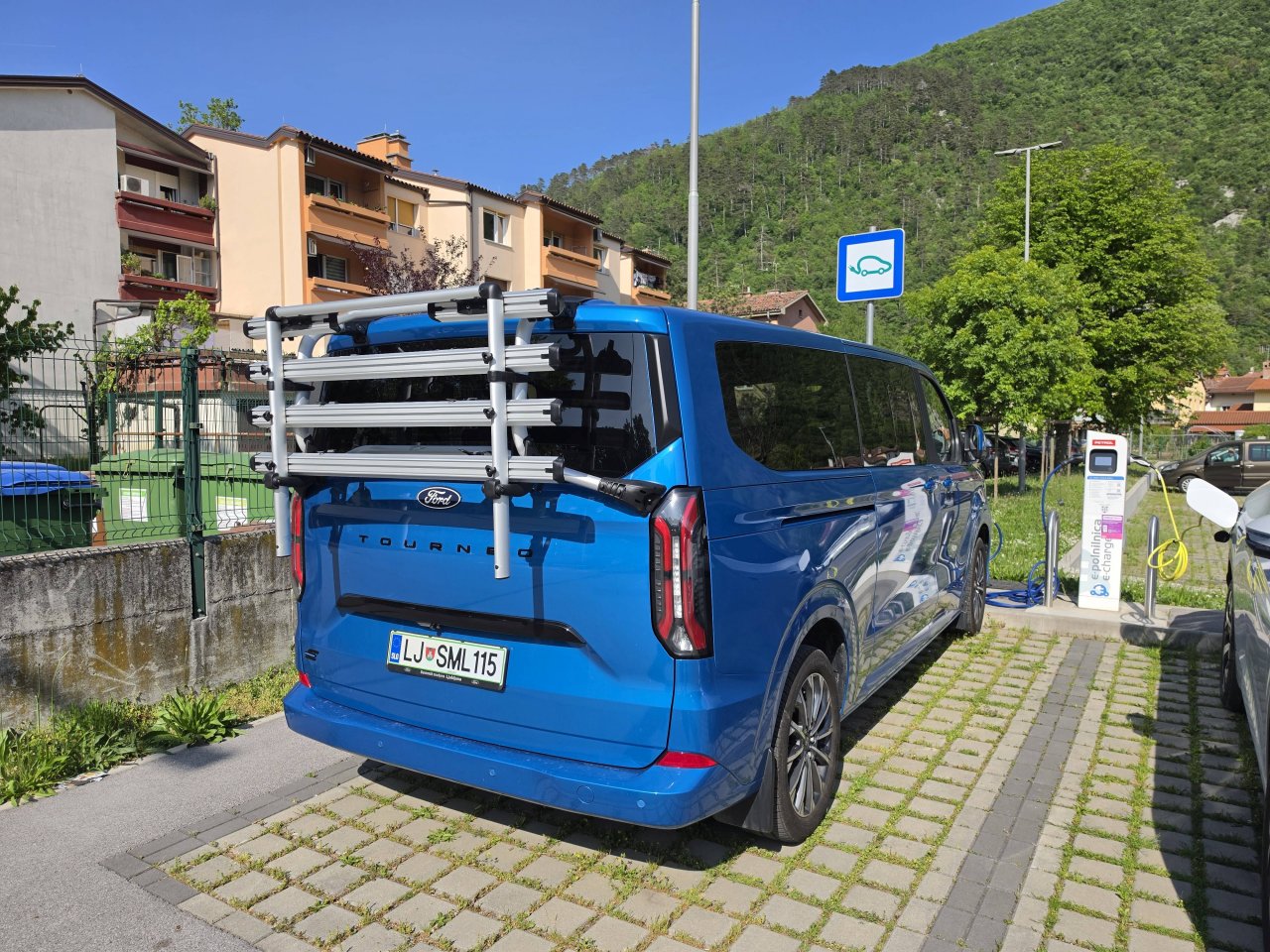 Otroško veselje do potovanja na električen način