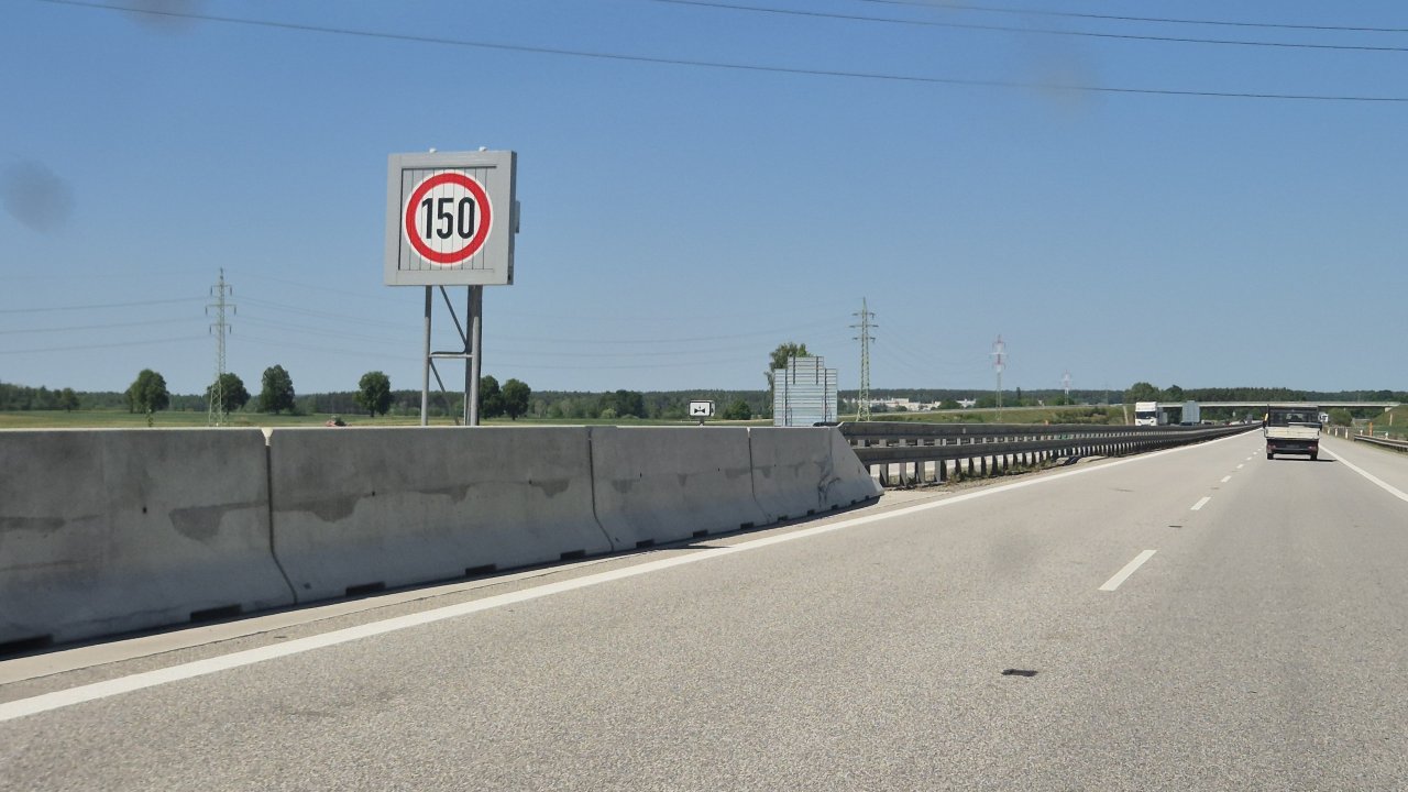 Na čeških avtocestah je na določenih odsekih dovoljeno voziti tudi s hitrostjo 150 km/h. 