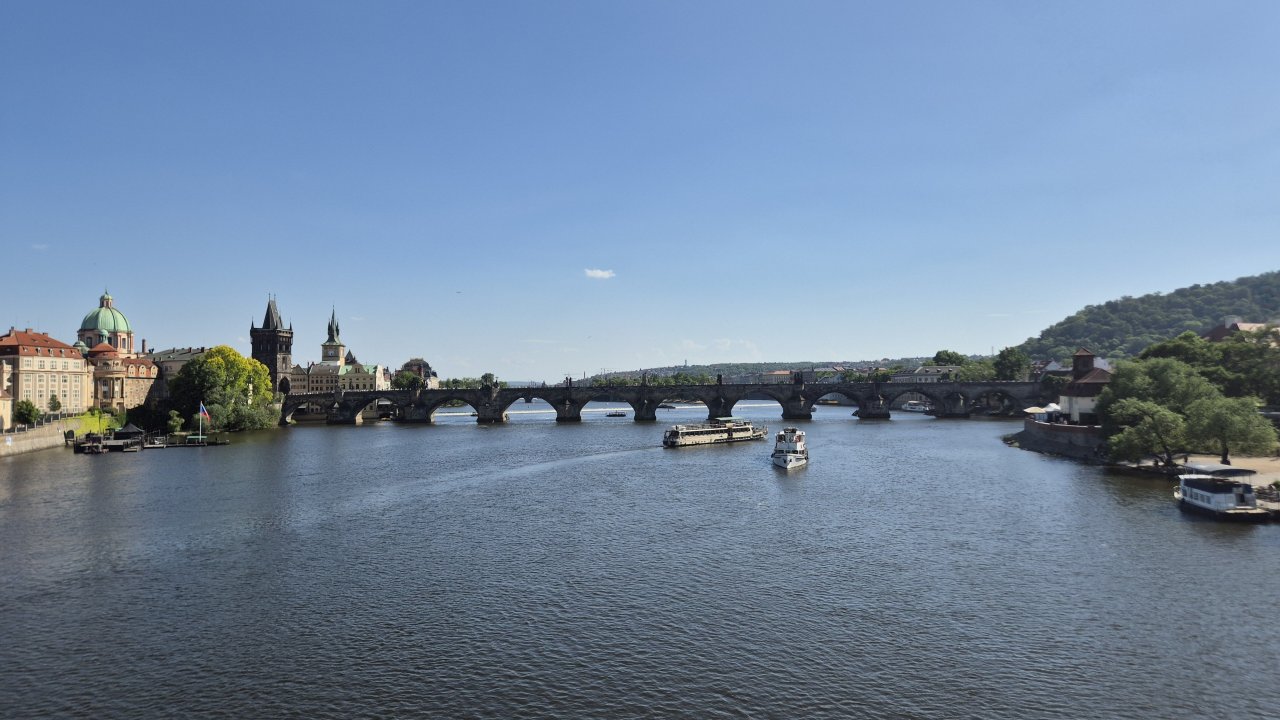 Karlov most je zagotovo najbolj oblegana turistična točka v Pragi. V samem mestu živi približno 1,4 milijona prebivalcev, kar predstavlja skoraj 13 odstotkov celotnega prebivalstva te države. 