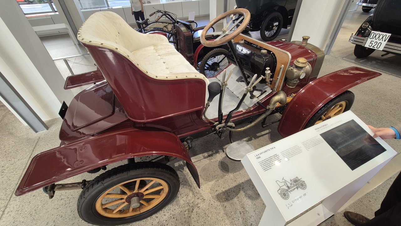 Voiturette A, ki ga je poganjal dvovaljni motor s 5 kilovati moči, je dosegal hitrost okoli 40 km/h.