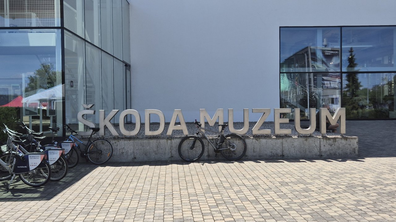Škodin muzej ima svoje prostore v nekdanjemu proizvodnemu obratu v Mlada Boleslav. Na več ko 1800 kvadratnih metrih je razstavljenih okrog 100 avtomobilov. Škoda jih bojda hrani skupno okrog 360.