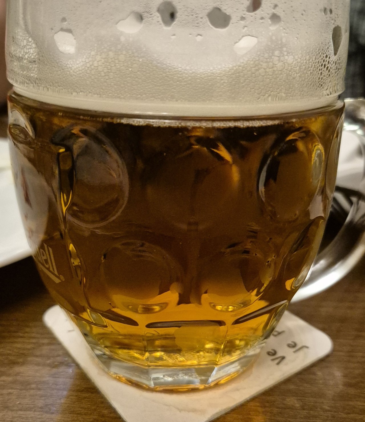 Manjši vrček piva sredi Prage stane 57 čeških kron, kar je slaba 2,3 evra.