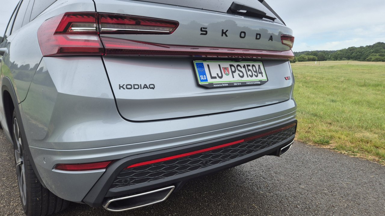 Oznaka RS pri Kodiaqu pomeni, da je pod sprednjim pokrovom dvolitrski turbo bencinski štirivaljnik, ki razvija zelo spodobnih 190 kilovatov moči.