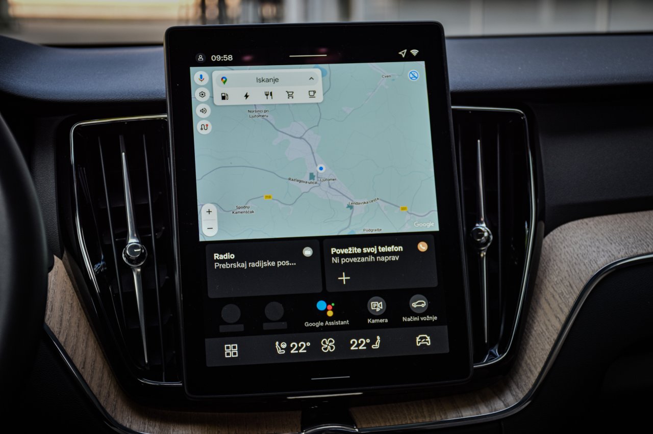 Osrednjo vlogo igra infozabavni sistem, ki sedaj v celoti temelji na Googlovem okolju (Android Automotive). Integracija Google Zemljevidov in pametnega asistenta deluje brezhibno, kar precej poenostavi navigacijo in glasovno upravljanje, čeprav bi si za nekatere osnovne funkcije klimatske naprave še vedno želeli kakšen fizičen gumb več.
