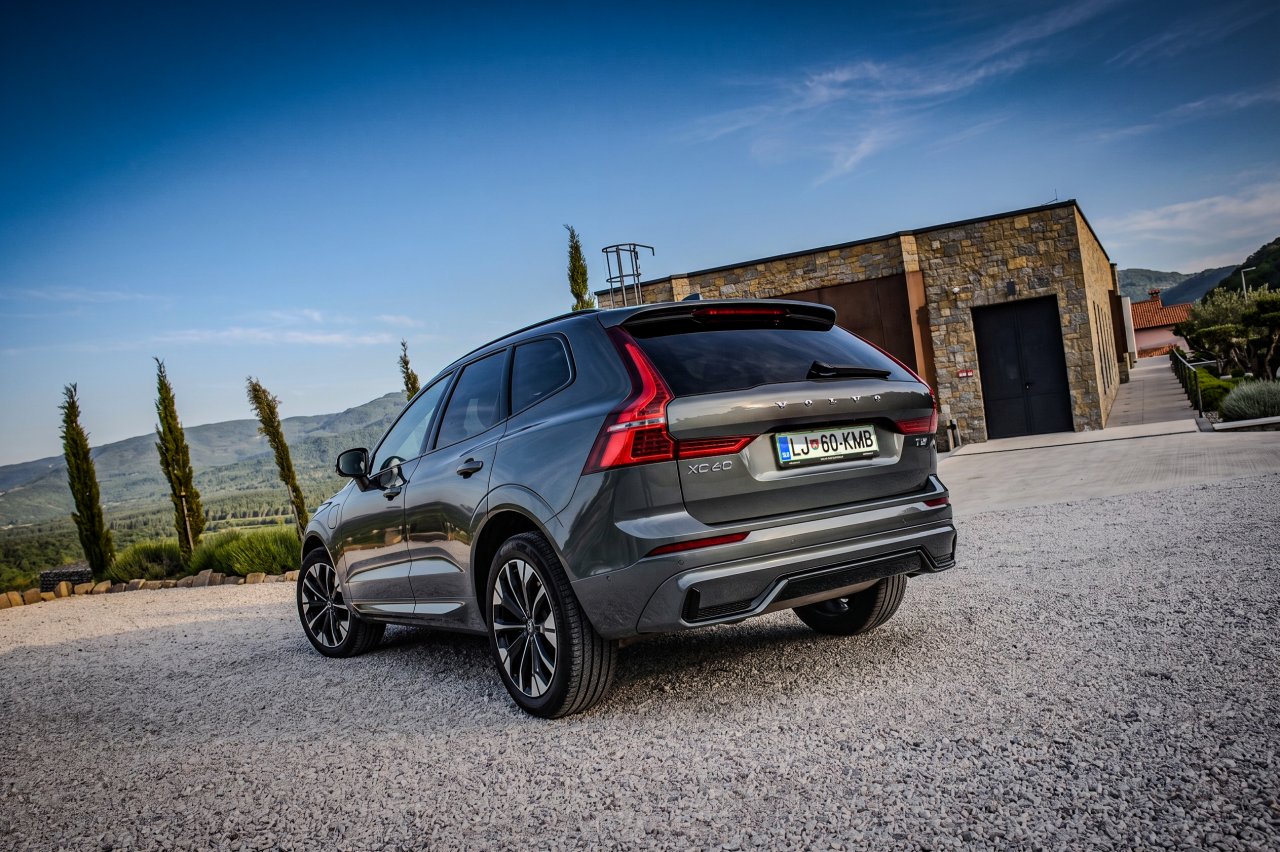 Volvo XC60 T6 Recharge je izjemno zrel, varen in udoben avtomobil, ki blesti v vsakdanji uporabnosti, a ta skandinavska spokojnost ima tudi svojo ceno.