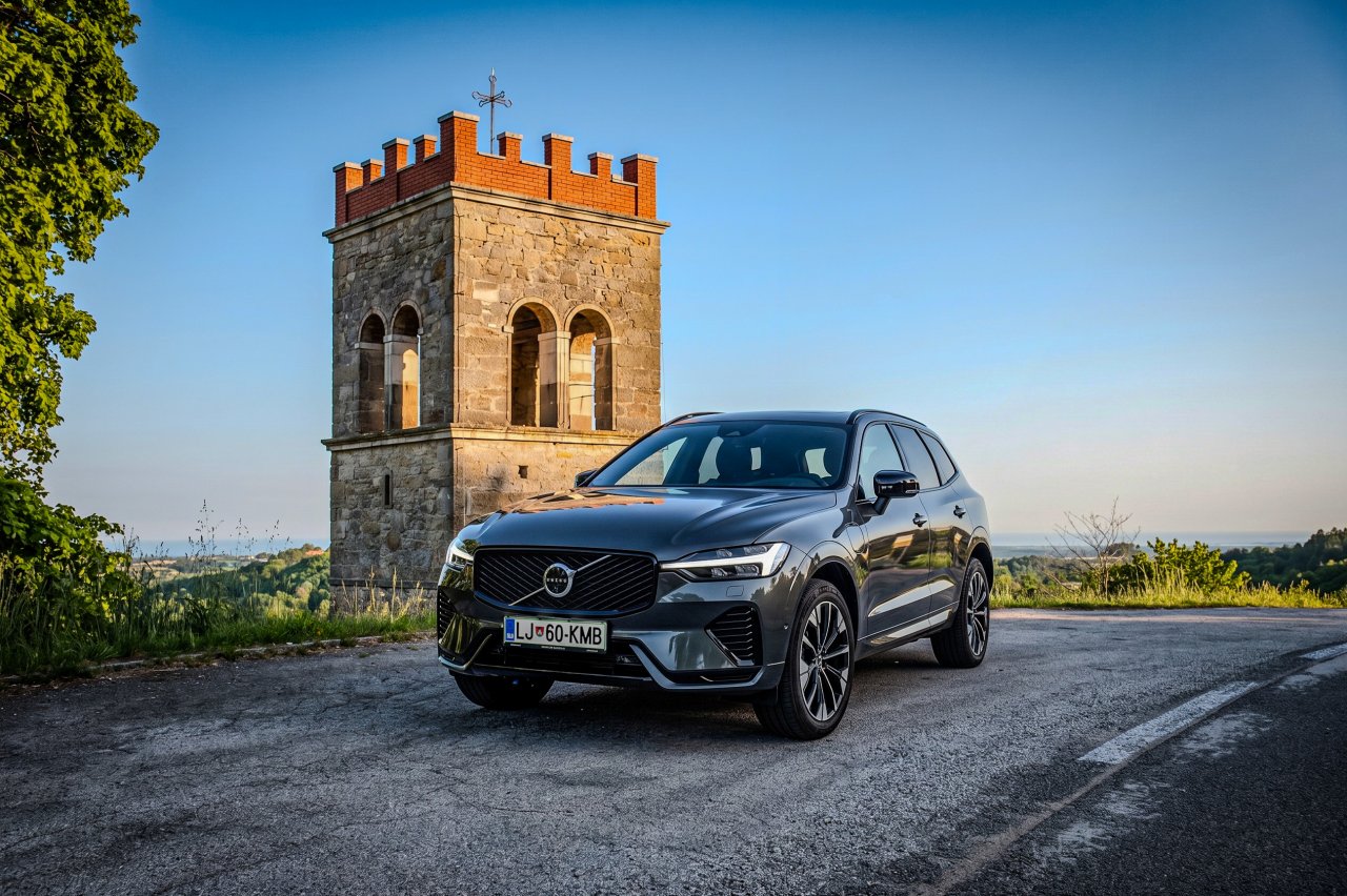 Volvo XC60 je že leta tihi favorit med premijskimi športnimi terenci. V poplavi agresivnih nemških tekmecev stavi na zadržan, a prefinjen skandinavski dizajn in vrhunsko varnost.