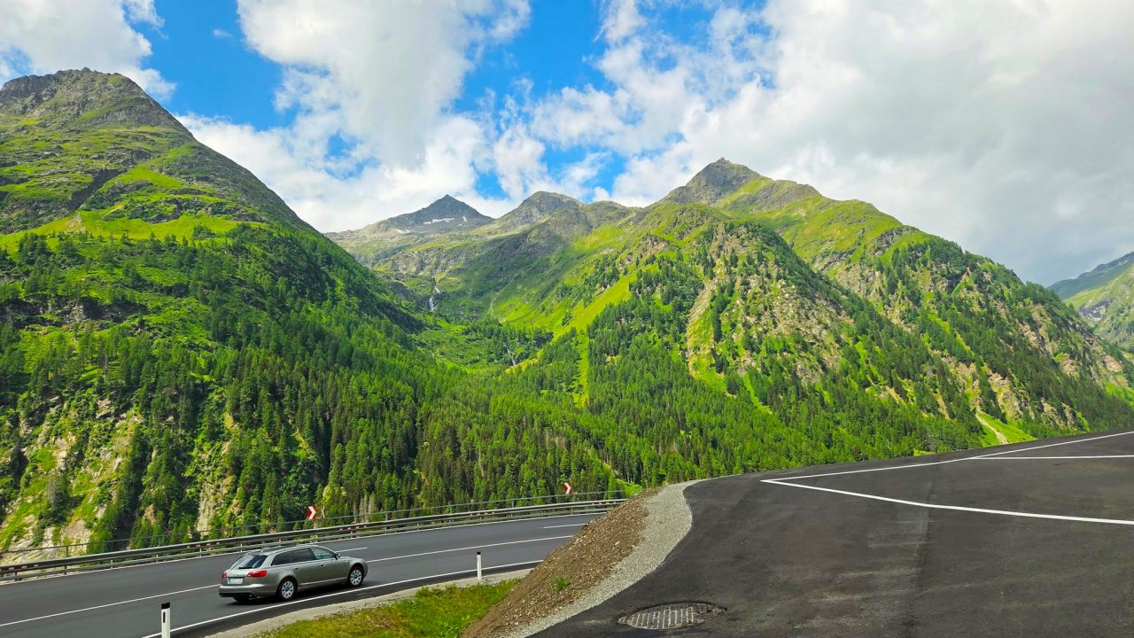 Pot na prelaz Felbertauern, na poti iz Lienza proti Mittesilu.
