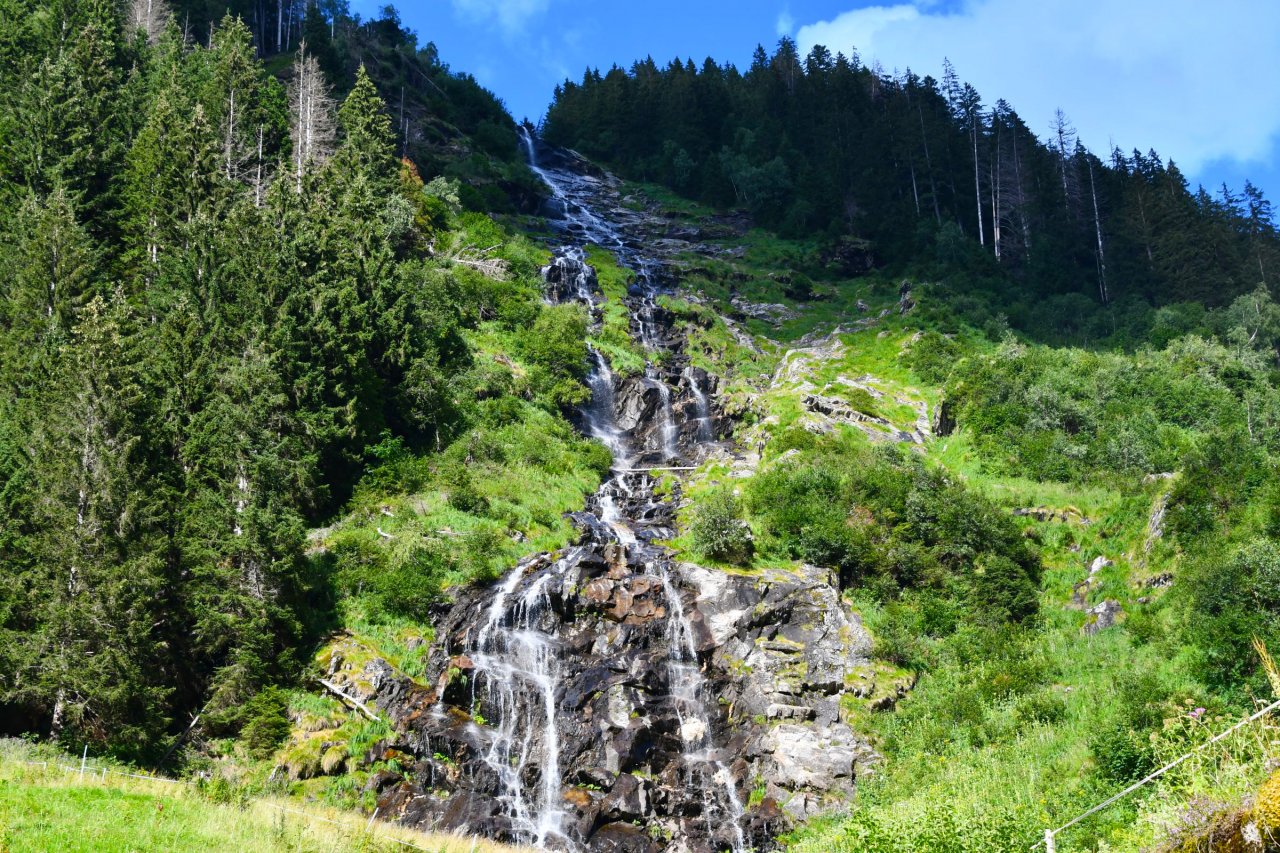Vse je pospravljeno, pokošeno, zeleno in povsod teče voda, tudi navpično.