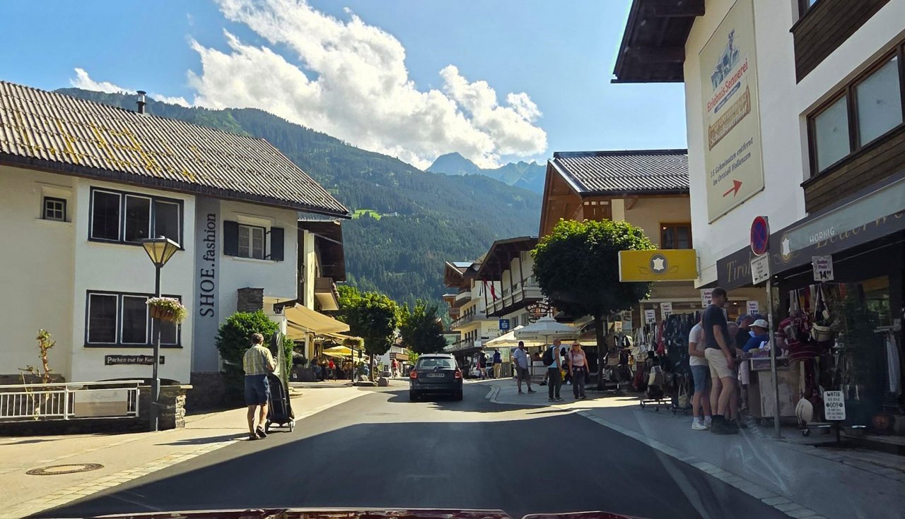 Mayrhofen je kraj s 4000 prebivalci, imajo pa štirikrat več ležišč za turiste, tako zimske kot tudi letne.