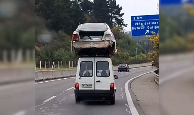 Na strehi Fiat Fiorina je prevažal skoraj cel avtomobil Na strehi Fiat Fiorina je prevažal skoraj cel avtomobil