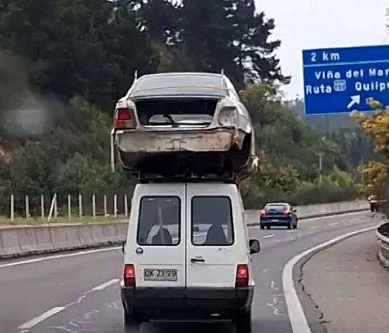 Na strehi Fiat Fiorina je prevažal skoraj cel avtomobil Na strehi Fiat Fiorina je prevažal skoraj cel avtomobil